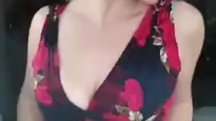 Loca danse et joue avec son corps pour exciter son loco